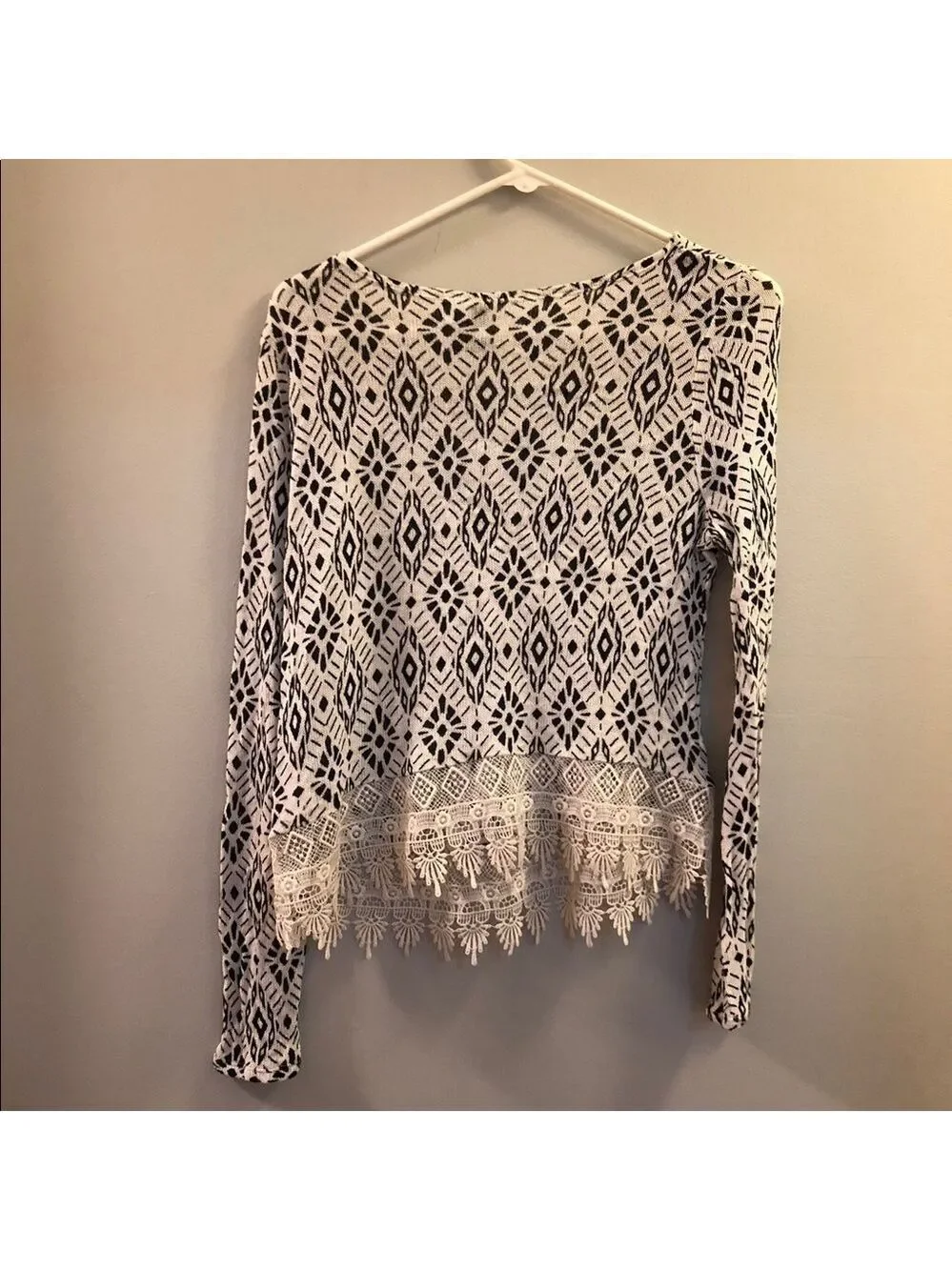 H&m Divided black/white small long sleeve top
